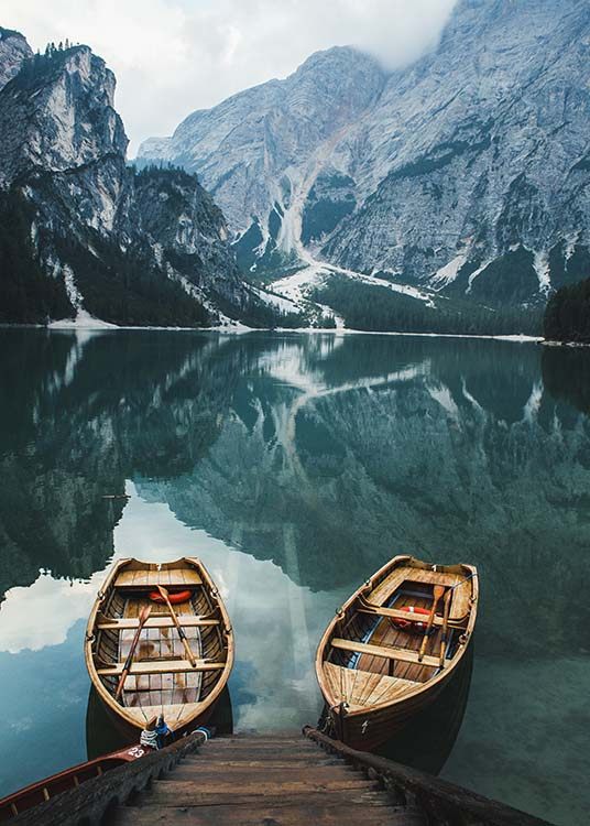  – Fotografia lodiek v jazere s hmlistými horami v pozadí