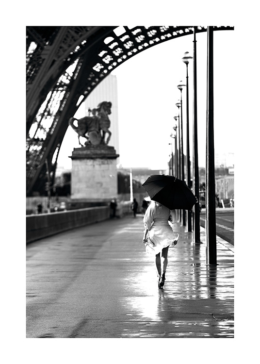  – Čiernobiela fotografia ženy s dáždnikom pod Eiffelovkou