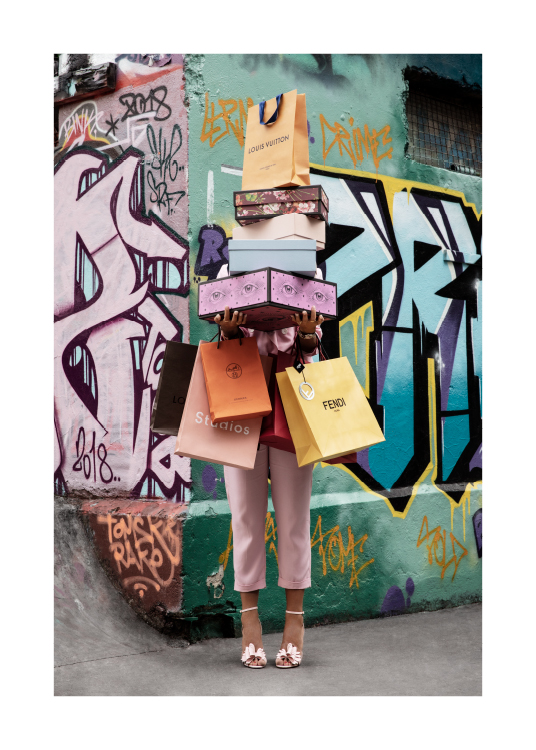  – Fotografia ženy s krabicami od topánok a nákupnými taškami pred pomaľovanou stenou