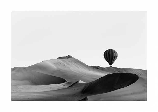 Hot Air Balloon Over Dunes Plagát / Prírodné motívy v Desenio AB (11488)