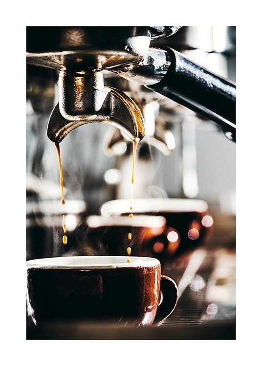  – Fotografia kvapkajúcej kávy z kávovaru do šálky