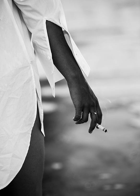 Girl in White Shirt Plagát / Čiernobiele plagáty v Desenio AB (11530)