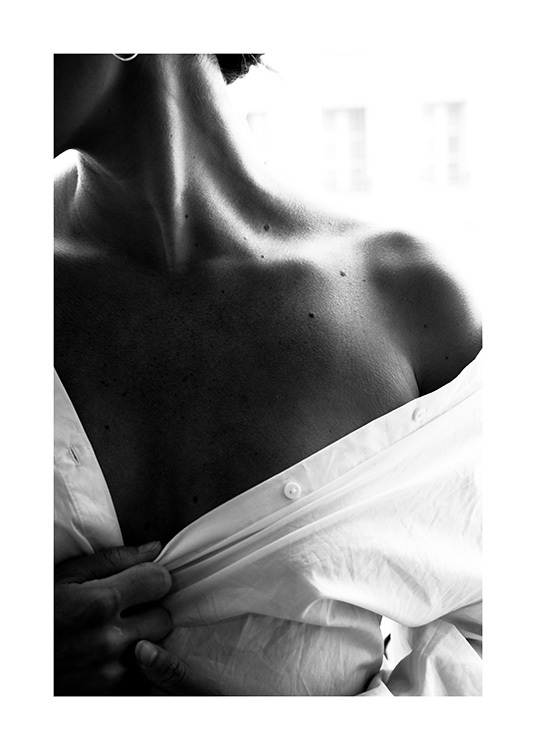  – Čiernobiela fotografia odhaleného ženského ramena v bielej košeli