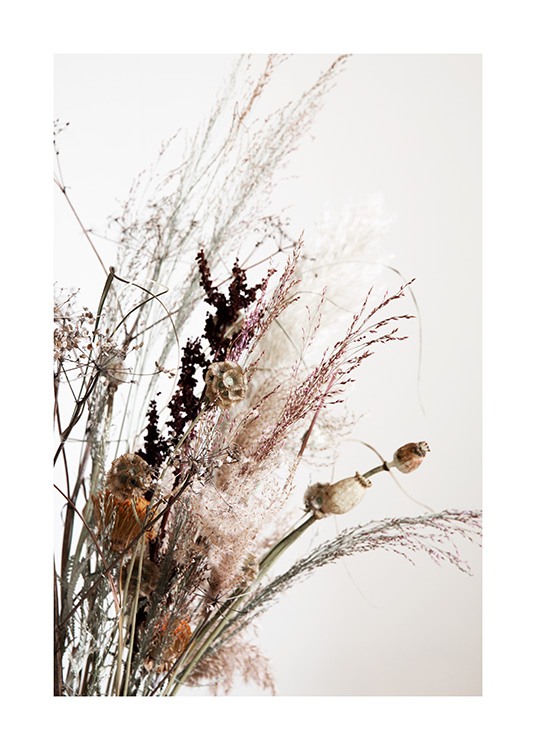  – Fotografia sušených kvetov a trávy v kytici na bledošedom pozadí