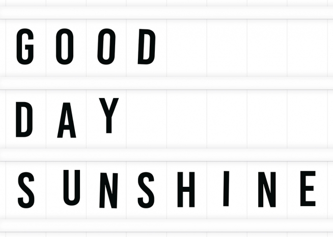  – Plagát s textom na svetelnej skrini s citátom „Good day sunshine“. 