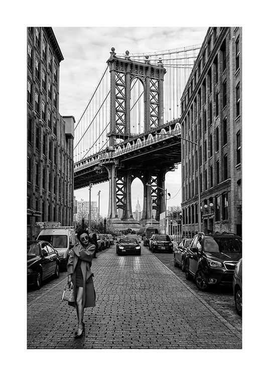  – Čiernobiela fotografia ženy na ulici v New Yorku pred Manhattanským mostom