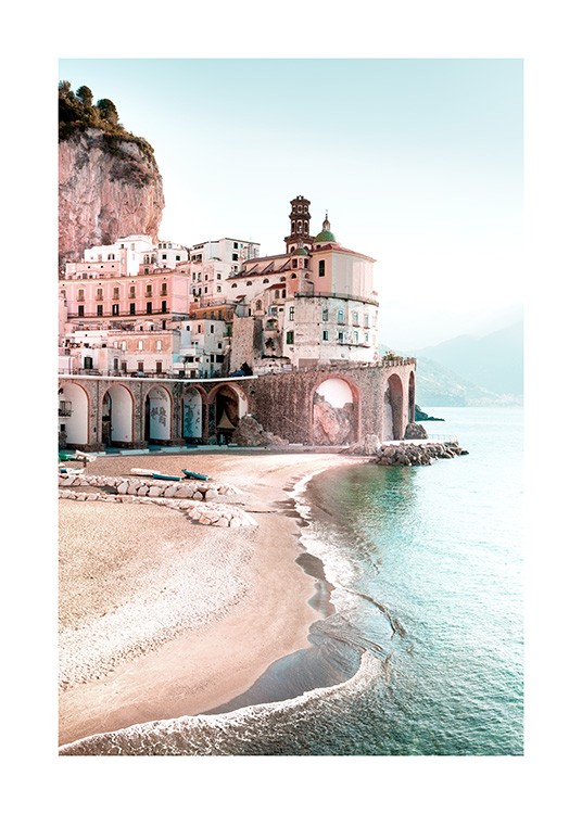  – Mesto pri mori a piesočná pláž na pobreží Amalfi v Taliansku