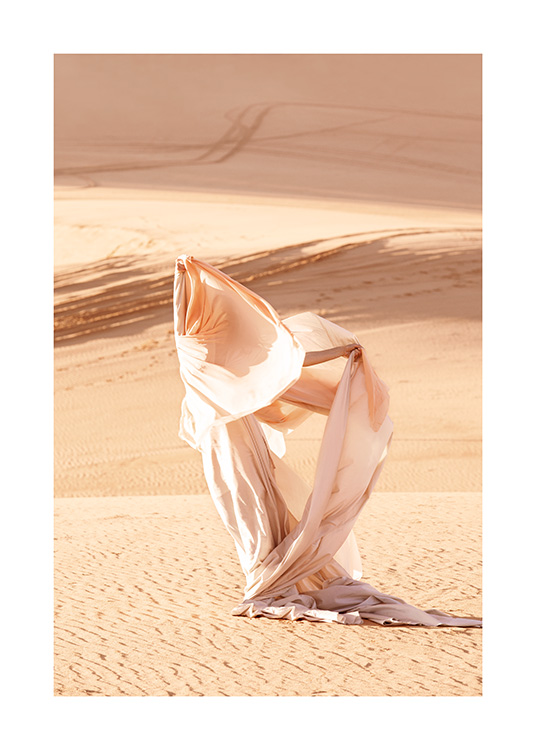  – Prírodná fotografia ženy na púšti v ľahkých svetlých šatách