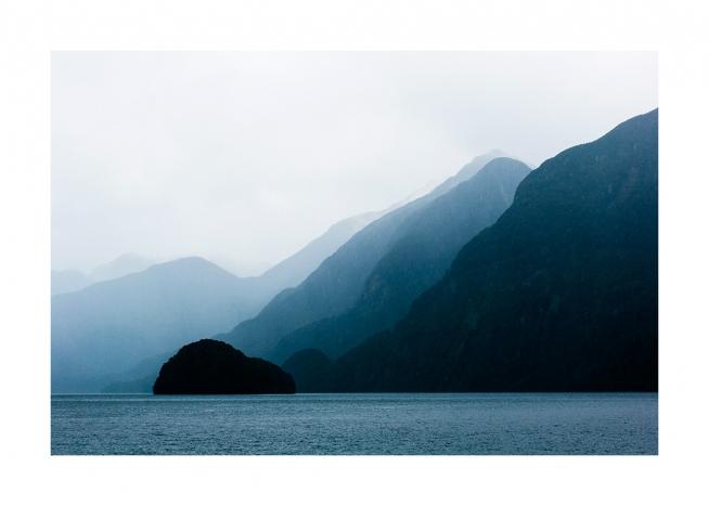  - Fotografia mora a modrých hôr zahalených hmlou