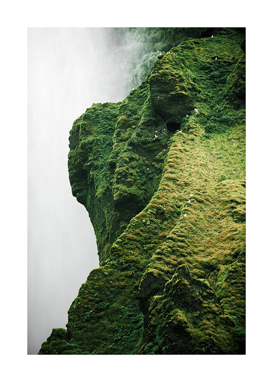  - Fotografia zeleného útesu pri vodopáde Skógafoss