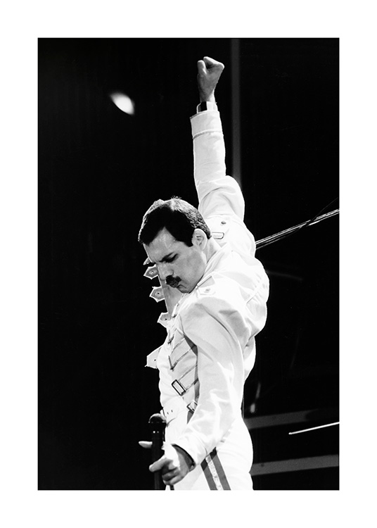  – Čiernobiela fotografia ikonického Freddieho Mercuryho, speváka kapely Queen