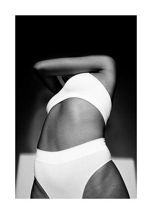  - Čiernobiela fotografia ženy v bielej spodnej bielizni