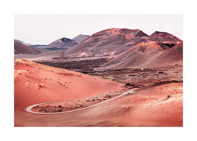  – Fotografia červeného piesku v sopečnej krajine s horami v pozadí