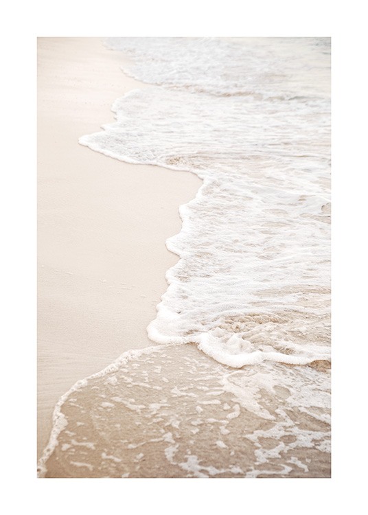 – Fotografia pláže s pokojnými vlnami na piesku