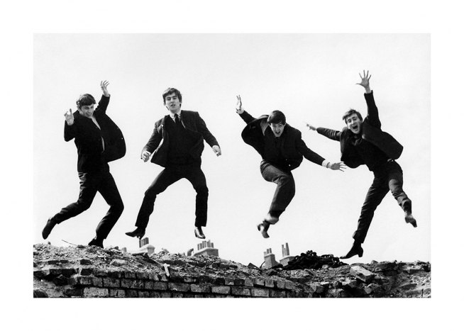  – Čiernobiela fotografia členov skupiny Beatles vo vzduchu