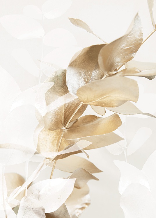  – Detailný záber na zlato-bielu eukalyptovú vetvičku na krémovom pozadí