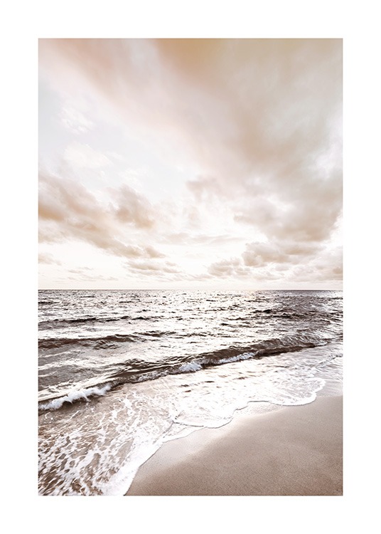  – Fotografia pokojného oceánu s plážou v popredí a mrakmi v pozadí
