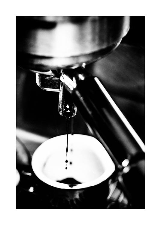  – Čiernobiela fotografia s detailným záberom na kávovar na prípravu espressa