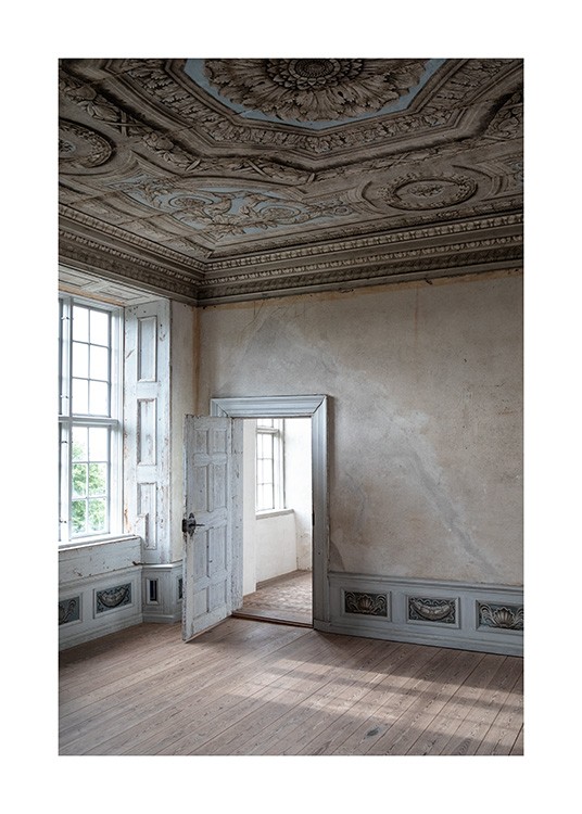  – Fotografia barokovej miestnosti s béžovými stenami a bielymi pootvorenými dverami