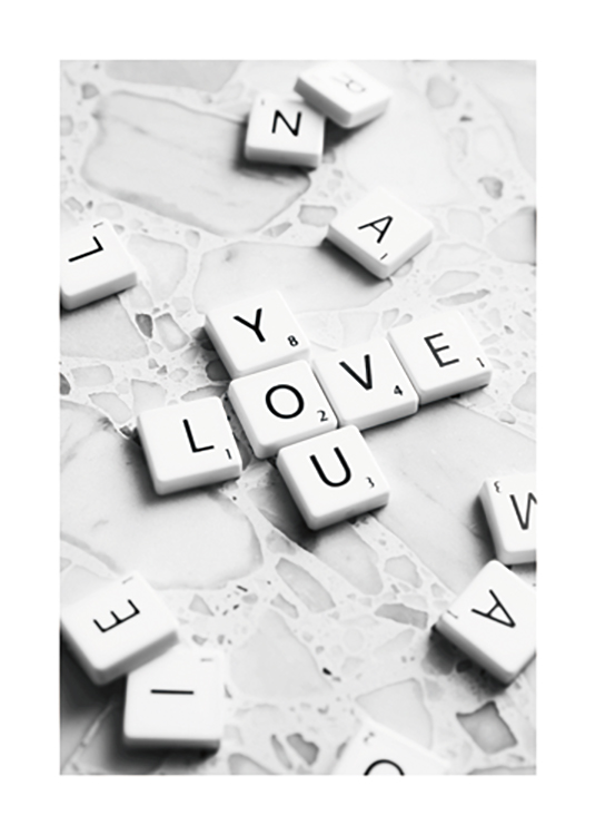  – Fotografia písmeniek Scrabble tvoriacich nápis Love You na terazzovom pozadí