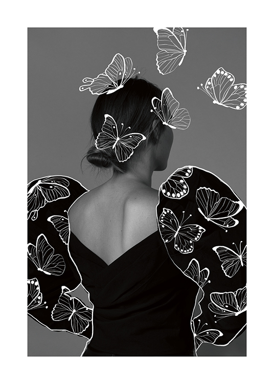  – Čiernobiela fotografia ženy pri pohľade zozadu s telom pokrytým bielymi ilustrovanými motýľmi