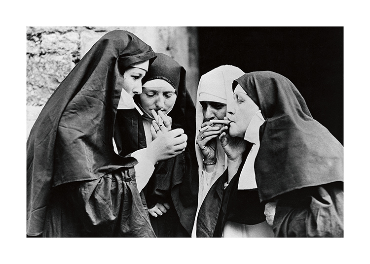  – Čiernobiela fotografia fajčiacich mníšok