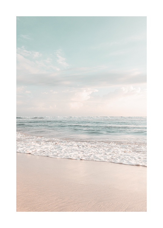  – Fotografia bledomodrého oceánu s plážou v prednej časti a bledomodrou oblohou v pozadí