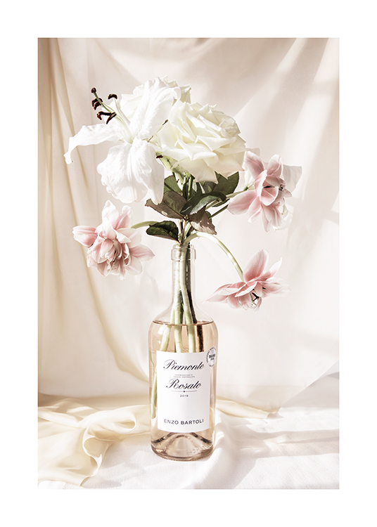  – Fotografia kytice s ružovými a bielymi kvetmi vo fľaši rosé