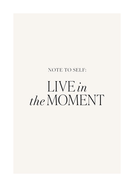  – Čierny nápis „Note to self: Live in the moment“ na svetlom pozadí