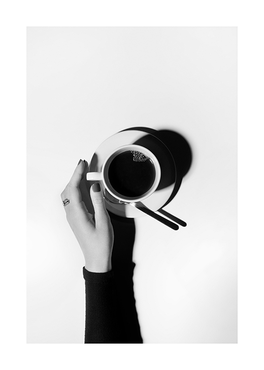 – Čiernobiela fotografia šálky kávy a ruky