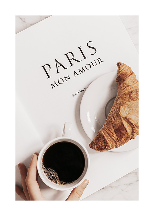 – Fotografia croissantu a kávy na papieri 