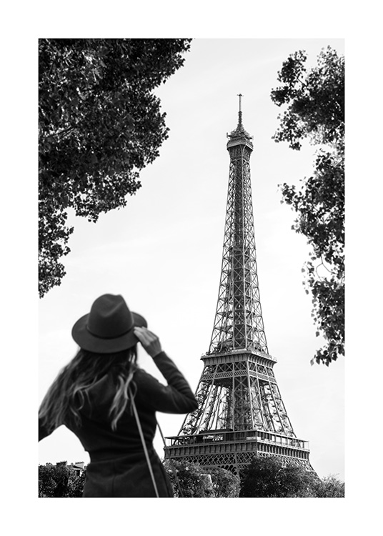 – Plagát s motívom ženy pred Eiffelovou vežou