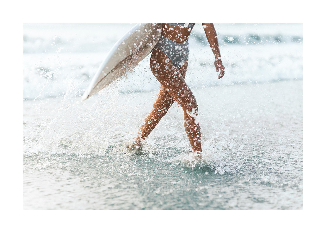 – Plagát surferky vychádzajúcej z vody 