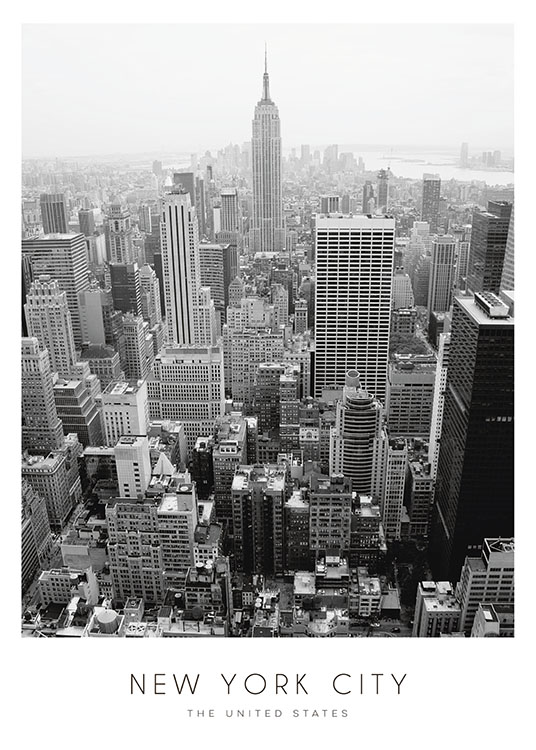  – Čiernobiela fotografia budov v centre New Yorku a textom pod nimi